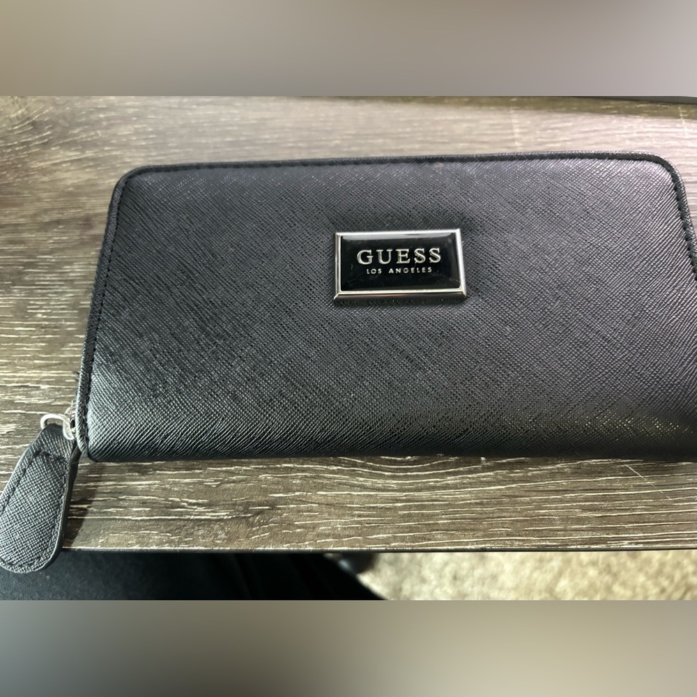 GUESS Wonen’s Black Wallet with Logo
